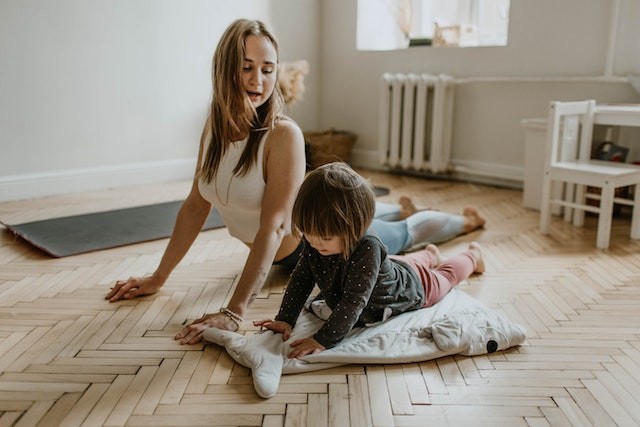 mama cu copilul fac yoga 