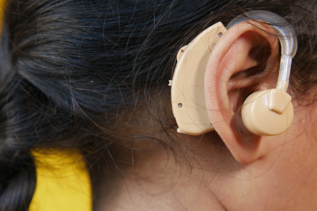 fetita cu aparat auditiv 