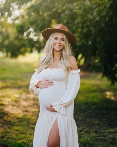 Megan cu rochie alba si palarie