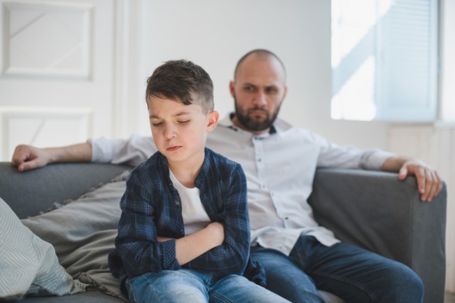 tatal si fiul discuta pe canapea