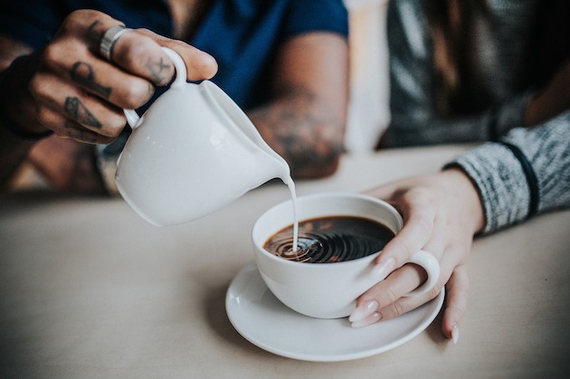 lapte in cafea pentru hidratare