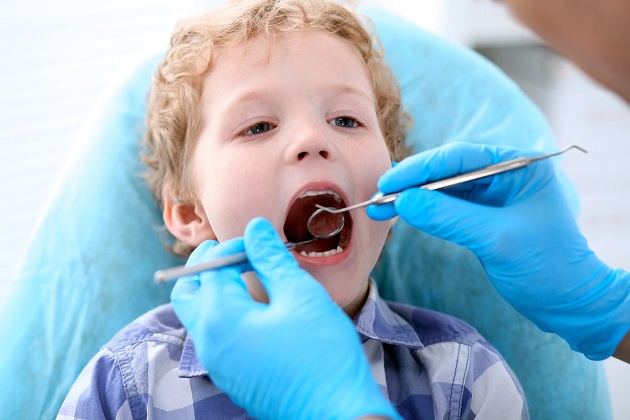 baietel de 4 ani coma dentist