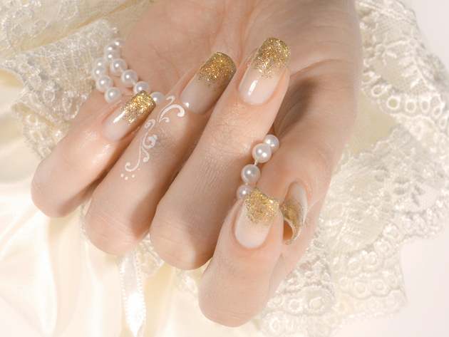 manichiura cu sclipici auriu pe varfurile unghiilor