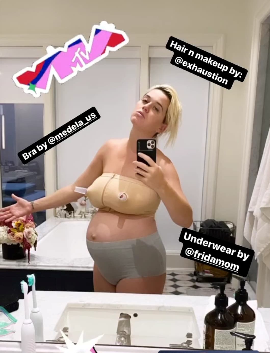 Katy Perry in chiloti si sutien de alaptare