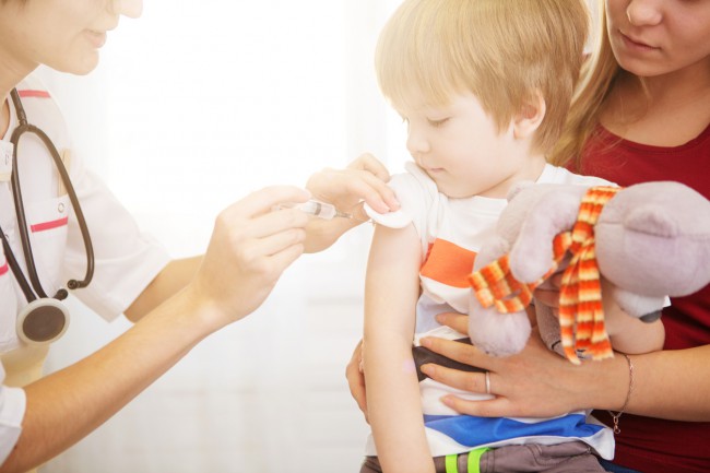 copil caruia i se administreaza vaccin
