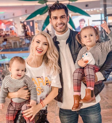 Andreea Balan, George Burcea si fetitele Clara si Ella Maya