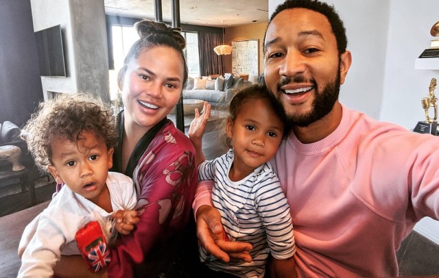 Chrissy Teigen alaturi de John Legend si copiii