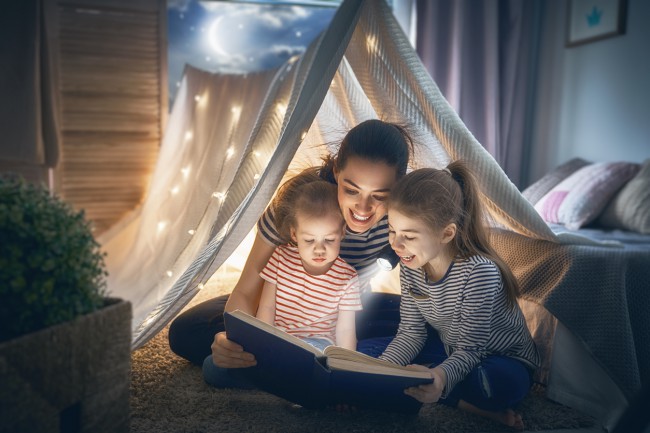 mama si copiii care citesc povesti seara