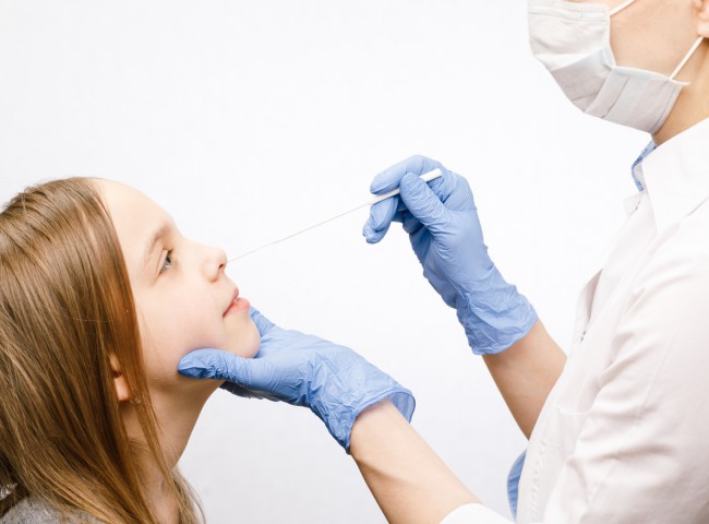 medic care preleva o proba de mucus unei fetite