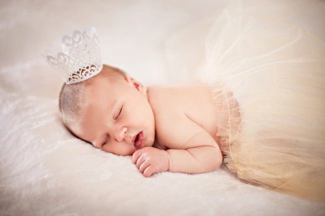 bebelus cu coronita pe cap care doarme