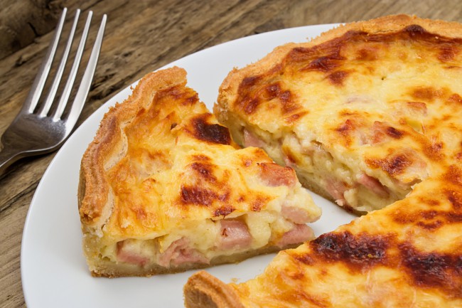 quiche lorraine pe o farfurie alba