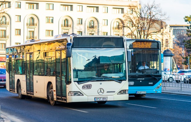 doua autobuze pe o sosea din Bucuresti