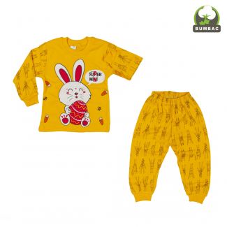 set de pijamale galbene pentru bebelusi format din pantaloni lungi si bluza cu maneci lungi cu imprimeu iepuras care tine un ou de paste