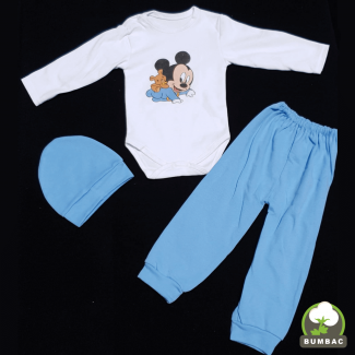 Pijama bebelusi Mickey Mouse, formata din pantaloni lungi albastri, bluza alba cu maneci lungi si o caciulita