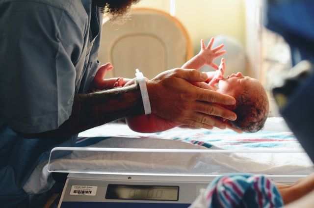 medic care tine in palme un bebelus nou nascut
