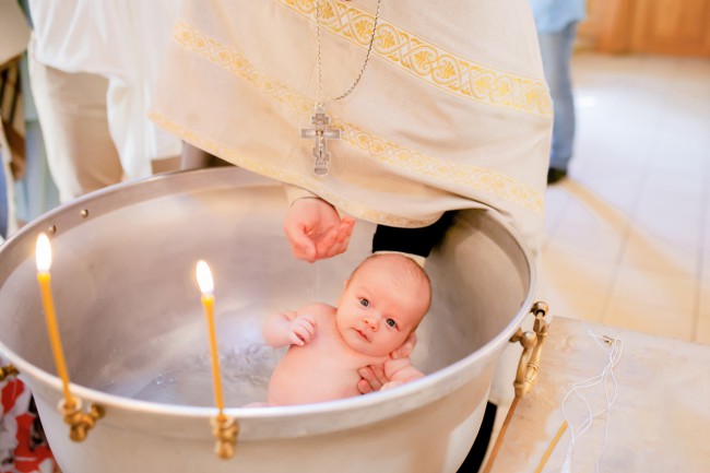bebelus botezat in cristelnita