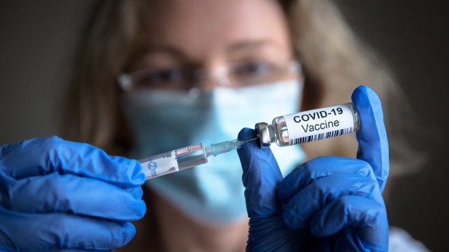 medic cu vaccin anti-covid