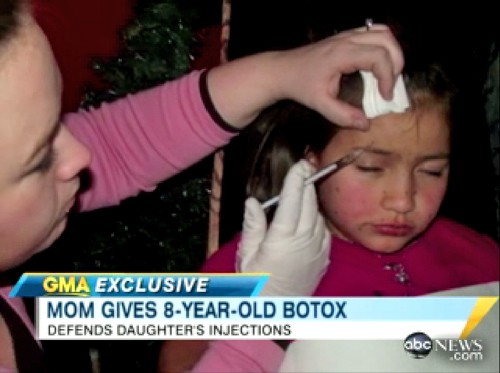 o mama care isi injecteaza fetita cu botox