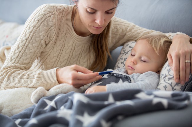 mama care ii ia bebelusului temperatura