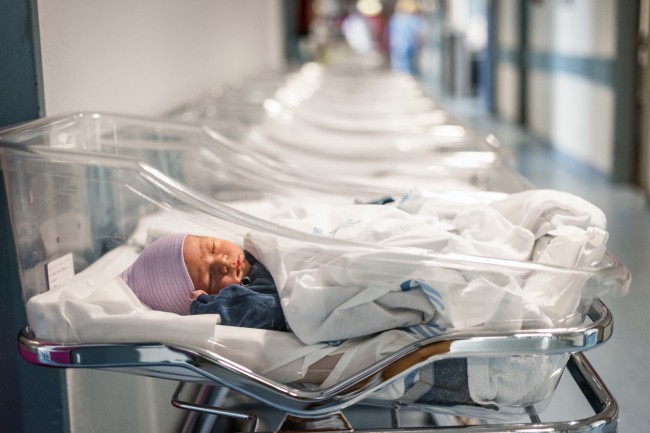 bebelus nou-nascut in pat, la maternitate
