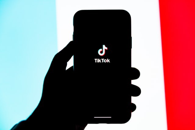 un telefon cu tiktok 