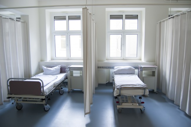 doua paturi goale de spital