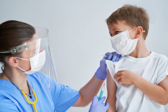 medic care ii face vaccin unui copil