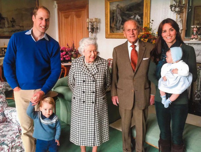 William și Kate, lângă Regina Elisabeta a II-a și Prințul Philip, alături de Prințul George și Printesa Charlotte 
