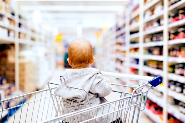 copil in caruciorul de cumparaturi din supermarket
