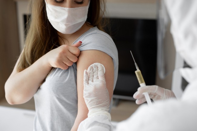 femeie care isi face vaccin