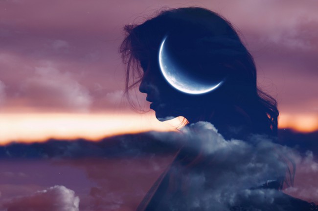 silueta unei femei cu luna in cap