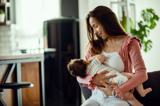 mama care isi alapteaza bebelusul in public