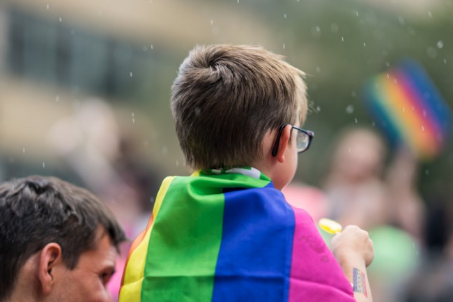 copil cu steagul LGBT