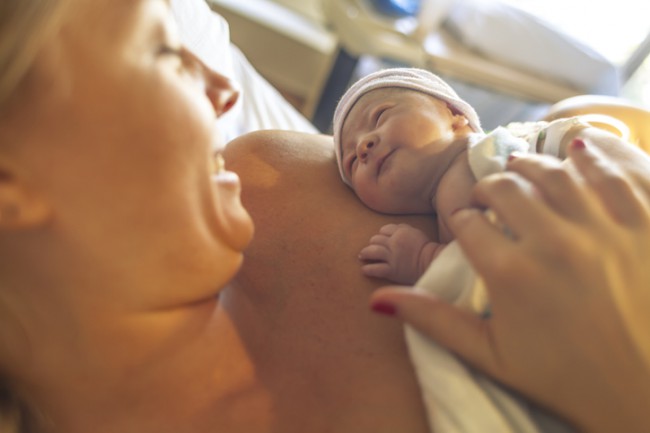 mama cu bebelus nou nascut