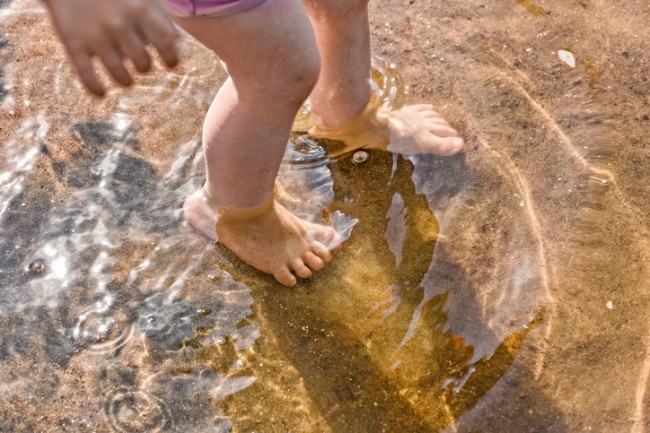 picioarele unui copil in apa