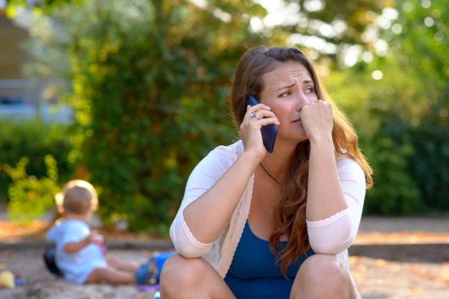 femeie care plange in timp ce vorbeste la telefon