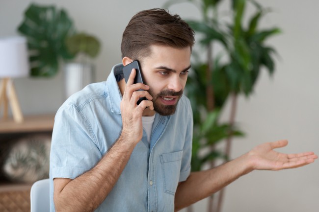 barbat nervos care vorbeste la telefon