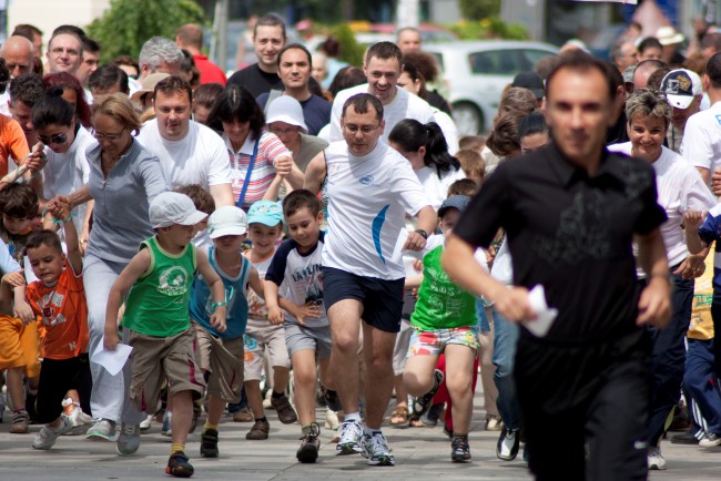 Copii și părinți alergând la Campionii Sănătății 