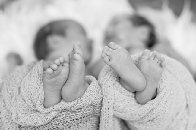 fotografie alb nergu cu talpile a doi bebelusi