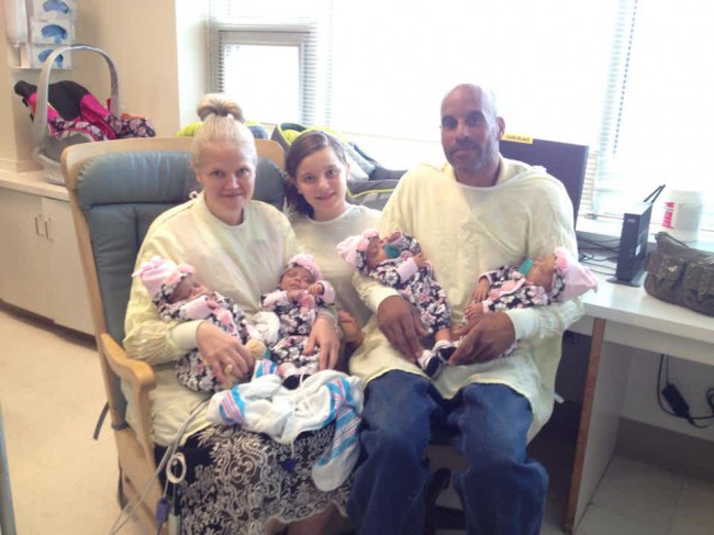 Kimberly Fugate, sotul ei - Craig si fiica lor de 11 ani, care tin in brate patru bebelusi nou-nascuti