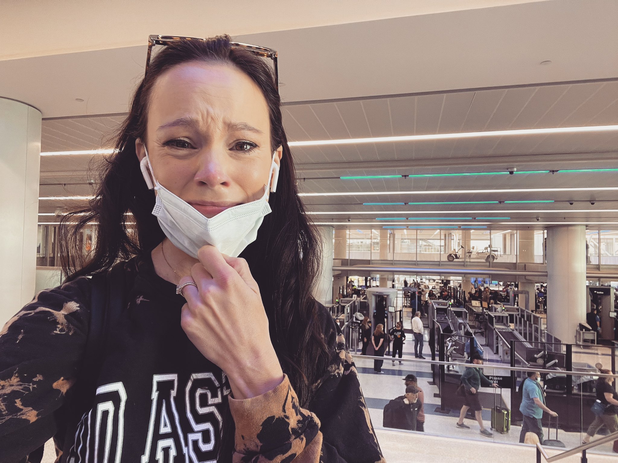 Emily Calandrelli in aeroport plangand