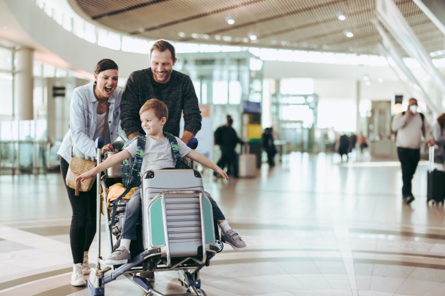 familie cu un copil in aeroport