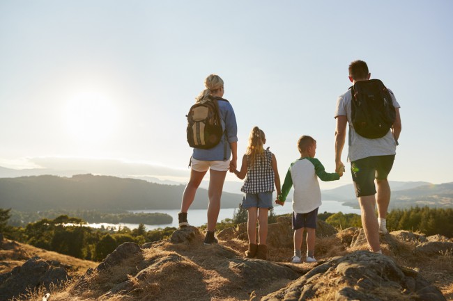 familie cu doi copii pe munte