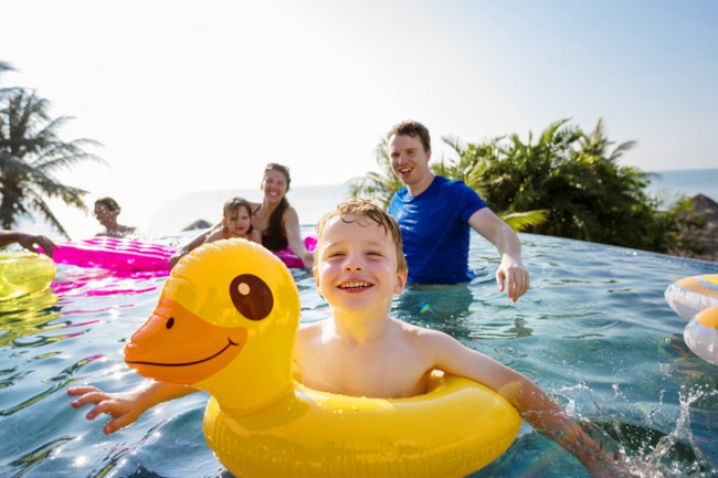 copil cu familia lui in piscina