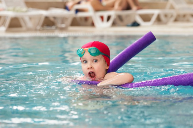  Fetiță care învață să înoate într-o piscină