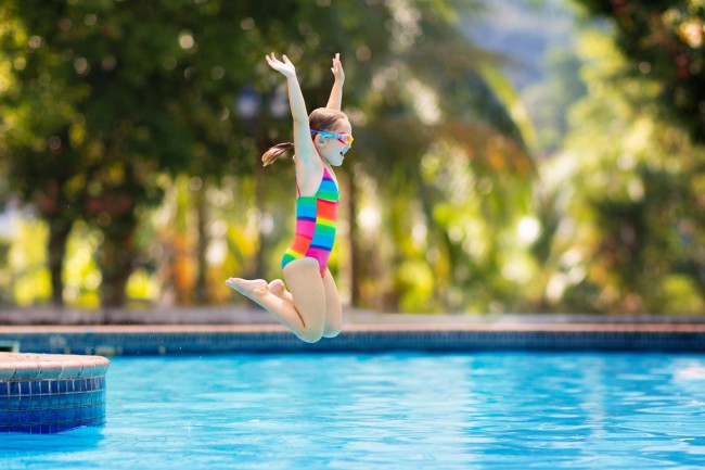 fetita care sare in piscina