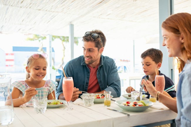 familie care ia pranzul la terasa