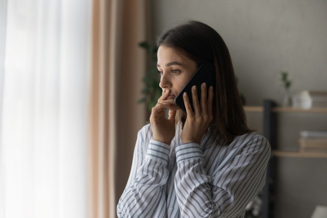 femeie ingrijorata care vorbeste la telefon