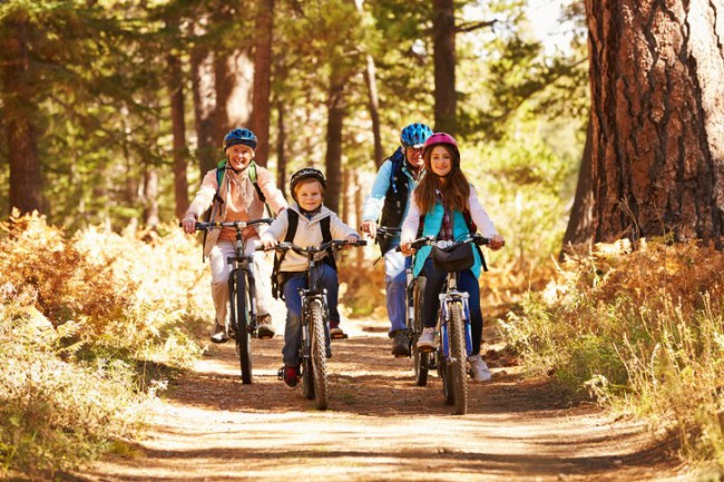 familie in parc cu bicicletele