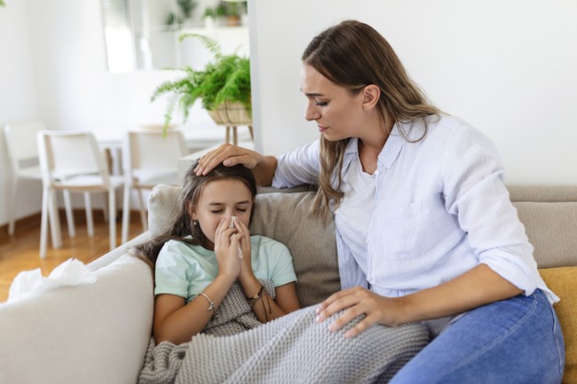 mama si fetita bolnava care isi sufla nasul